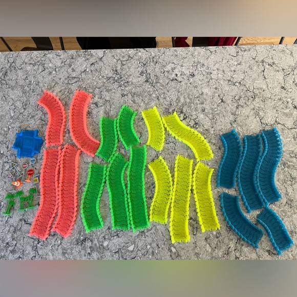 Magic tracks lot - variety of colors - Picture 1 of 4